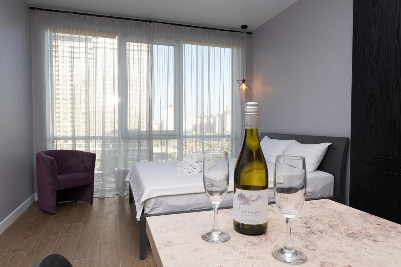 Stylish Panoramic Apartments. Smartplaza. Metro Minskaya Kyiv Exterior photo